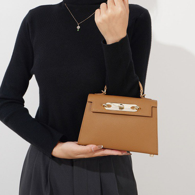 Mini-sac à main en cuir de grain supérieur avec chaîne en or pour femmes