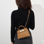 Mini-sac à main en cuir de grain supérieur avec chaîne en or pour femmes