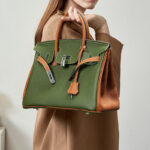Minimalistische Damen Tasche aus grünem und braunem Vollnarbenleder mit silbernem Henkel