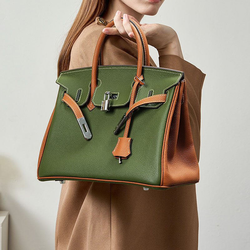Minimalistische Damen Tasche aus grünem und braunem Vollnarbenleder mit silbernem Henkel
