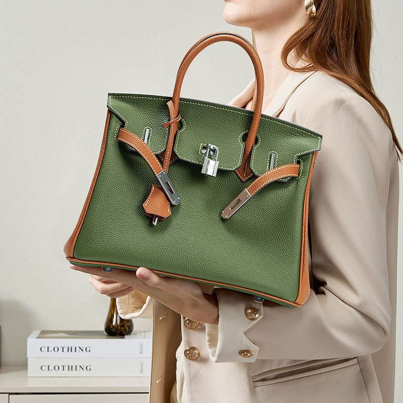 Minimalistische Damen Tasche aus grünem und braunem Vollnarbenleder mit silbernem Henkel