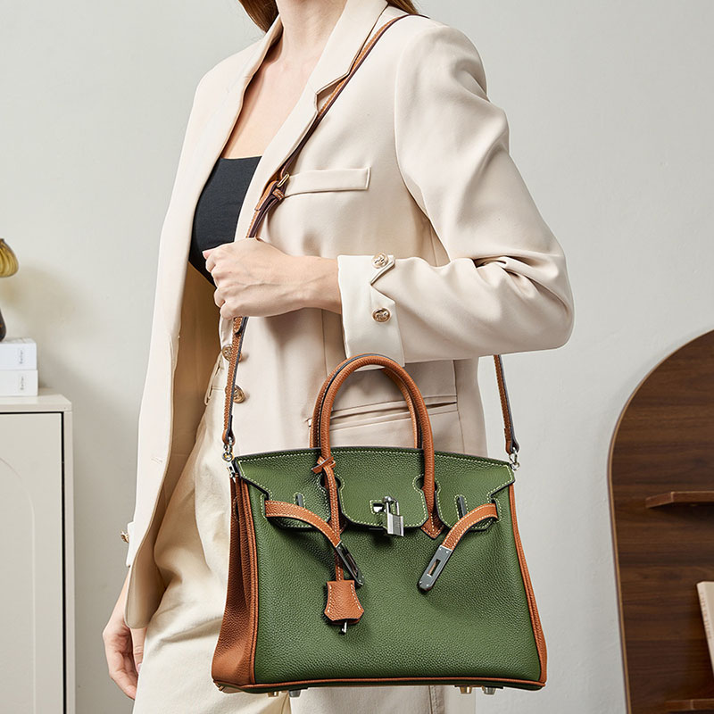 Minimalistische Damen Tasche aus grünem und braunem Vollnarbenleder mit silbernem Henkel