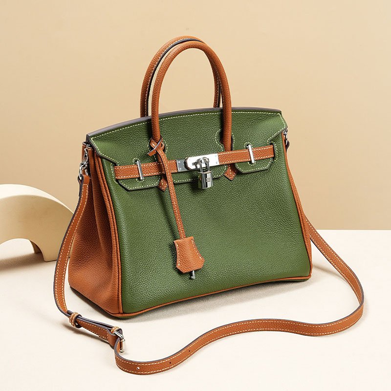 Minimalistische Damen Tasche aus grünem und braunem Vollnarbenleder mit silbernem Henkel