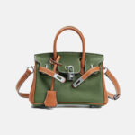 Minimalistische Damen Tasche aus grünem und braunem Vollnarbenleder mit silbernem Henkel