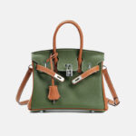 Minimalistische Damen Tasche aus grünem und braunem Vollnarbenleder mit silbernem Henkel