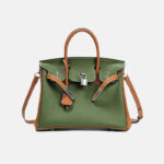 Minimalistische Damen Tasche aus grünem und braunem Vollnarbenleder mit silbernem Henkel