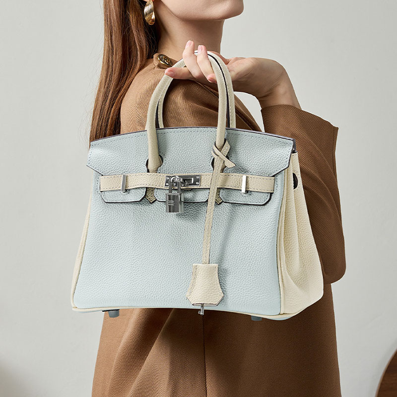 Minimalistische Damen Tasche aus hellblauem, weißem, gekörntem Leder mit oberem Griff