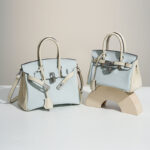 Minimalistische Damen Tasche aus hellblauem, weißem, gekörntem Leder mit oberem Griff