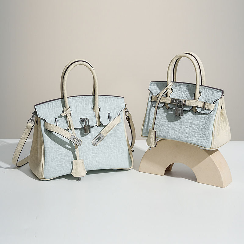 Minimalistische Damen Tasche aus hellblauem, weißem, gekörntem Leder mit oberem Griff