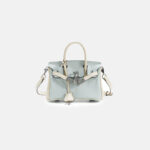 Minimalistische Damen Tasche aus hellblauem, weißem, gekörntem Leder mit oberem Griff