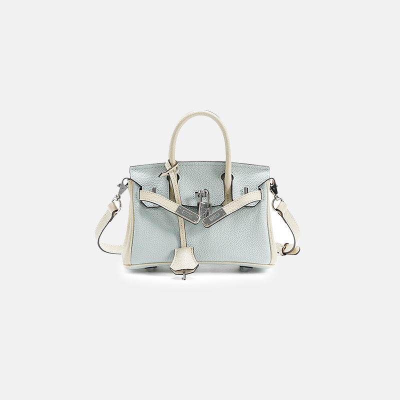 Minimalistische Damen Tasche aus hellblauem, weißem, gekörntem Leder mit oberem Griff