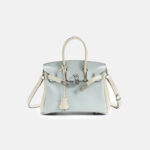 Minimalistische Damen Tasche aus hellblauem, weißem, gekörntem Leder mit oberem Griff