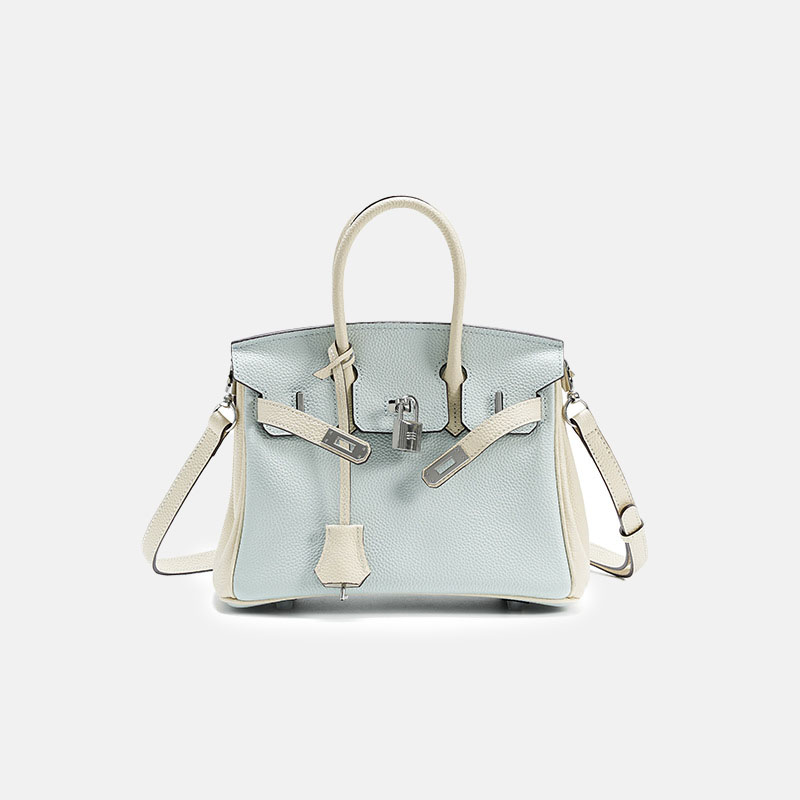 Minimalistische Damen Tasche aus hellblauem, weißem, gekörntem Leder mit oberem Griff