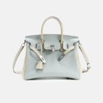 Minimalistische Damen Tasche aus hellblauem, weißem, gekörntem Leder mit oberem Griff