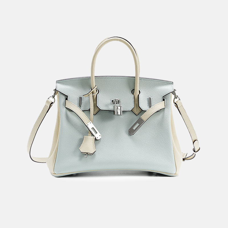 Minimalistische Damen Tasche aus hellblauem, weißem, gekörntem Leder mit oberem Griff