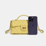 Minimalistische Damen Tasche aus gestepptem Lammfell mit Kettengriff und goldener Hardware