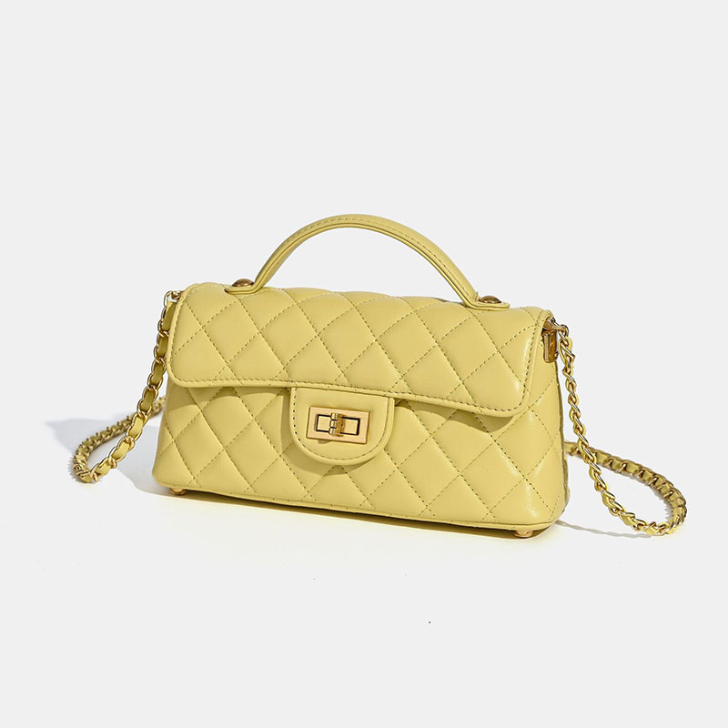 Minimalistische Damen Tasche aus gestepptem Lammfell mit Kettengriff und goldener Hardware