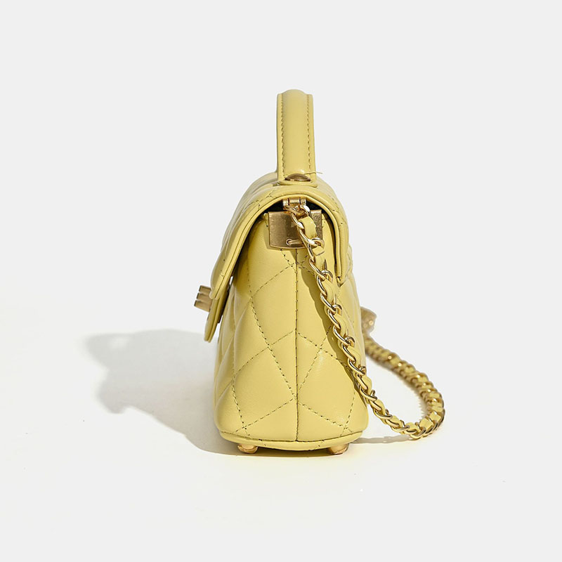 Minimalistische Damen Tasche aus gestepptem Lammfell mit Kettengriff und goldener Hardware