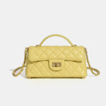 Minimalistische Damen Tasche aus gestepptem Lammfell mit Kettengriff und goldener Hardware