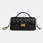 Minimalistische Damen Tasche aus gestepptem Lammfell mit Kettengriff und goldener Hardware