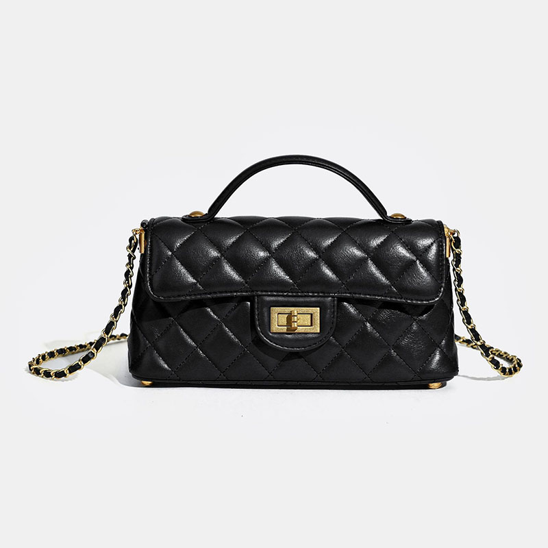 Minimalistische Damen Tasche aus gestepptem Lammfell mit Kettengriff und goldener Hardware
