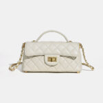 Minimalistische Damen Tasche aus gestepptem Lammfell mit Kettengriff und goldener Hardware