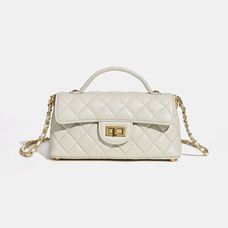 Minimalistische Damen Tasche aus gestepptem Lammfell mit Kettengriff und goldener Hardware