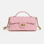 Minimalistische Damen Tasche aus gestepptem Lammfell mit Kettengriff und goldener Hardware