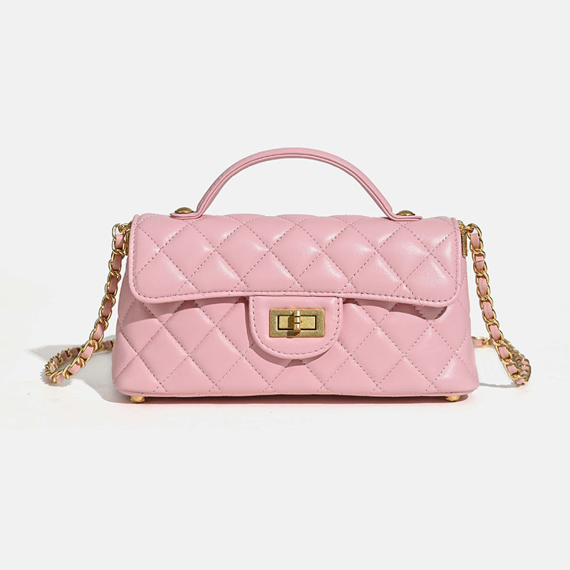 Minimalistische Damen Tasche aus gestepptem Lammfell mit Kettengriff und goldener Hardware