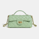 Minimalistische Damen Tasche aus gestepptem Lammfell mit Kettengriff und goldener Hardware