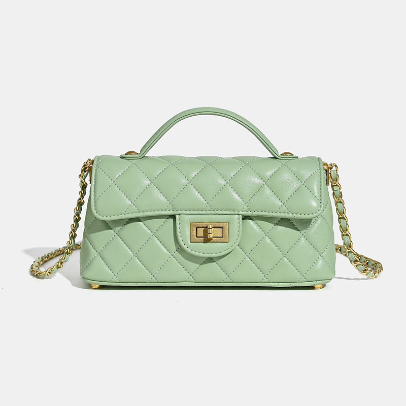 Minimalistische Damen Tasche aus gestepptem Lammfell mit Kettengriff und goldener Hardware
