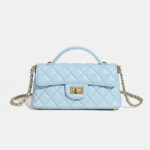 Minimalistische Damen Tasche aus gestepptem Lammfell mit Kettengriff und goldener Hardware