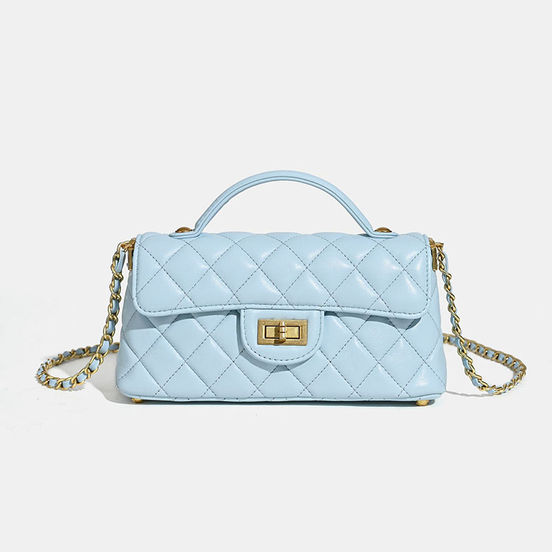 Minimalistische Damen Tasche aus gestepptem Lammfell mit Kettengriff und goldener Hardware