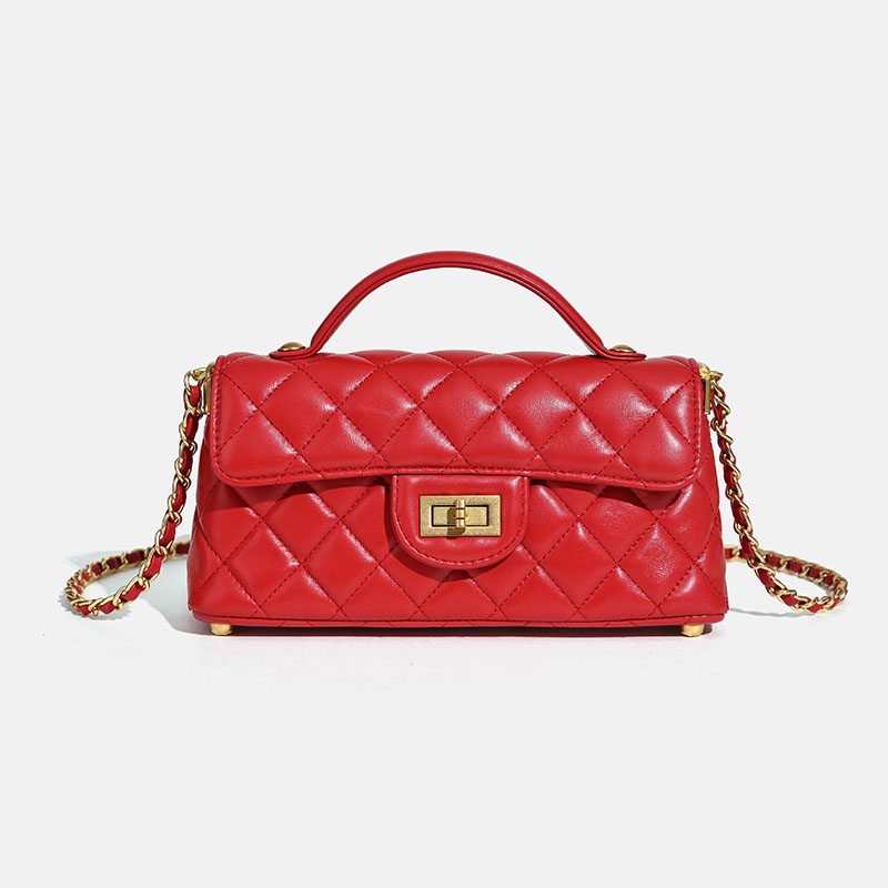 Minimalistische Damen Tasche aus gestepptem Lammfell mit Kettengriff und goldener Hardware