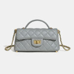 Minimalistische Damen Tasche aus gestepptem Lammfell mit Kettengriff und goldener Hardware