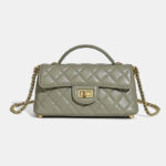 Minimalistische Damen Tasche aus gestepptem Lammfell mit Kettengriff und goldener Hardware
