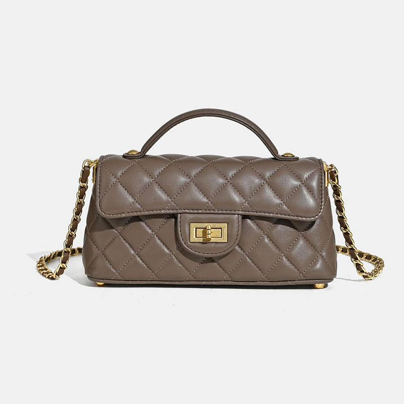 Minimalistische Damen Tasche aus gestepptem Lammfell mit Kettengriff und goldener Hardware