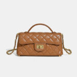 Minimalistische Damen Tasche aus gestepptem Lammfell mit Kettengriff und goldener Hardware