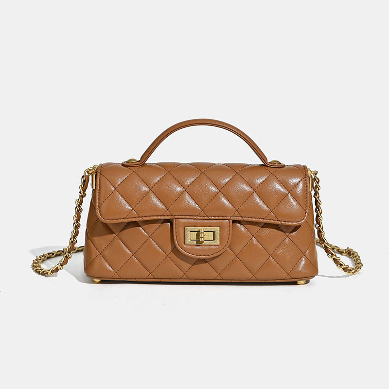 Minimalistische Damen Tasche aus gestepptem Lammfell mit Kettengriff und goldener Hardware