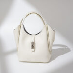 Minimalistische Damen Bucket Bag aus geteiltem Leder mit silberner Hardware