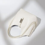 Minimalistische Damen Bucket Bag aus geteiltem Leder mit silberner Hardware