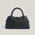Minimalistische Damen Bowling Handtasche aus gewobenem Spaltleder