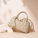 Minimalistische Damen Bowling Handtasche aus gewobenem Spaltleder
