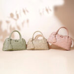 Minimalistische Damen Bowling Handtasche aus gewobenem Spaltleder
