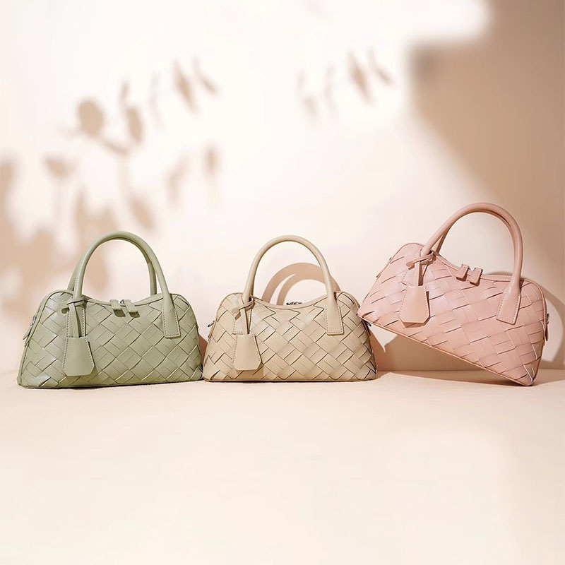 Minimalistische Damen Bowling Handtasche aus gewobenem Spaltleder