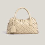 Minimalistische Damen Bowling Handtasche aus gewobenem Spaltleder