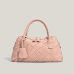 Minimalistische Damen Bowling Handtasche aus gewobenem Spaltleder