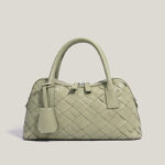 Minimalistische Damen Bowling Handtasche aus gewobenem Spaltleder
