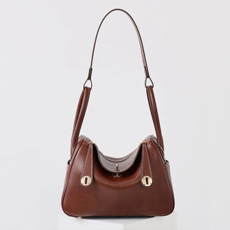 Sac à bandoulière vintage en cuir de grain supérieur marron avec yeux de chat et accessoires en or pour femmes