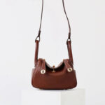 Damen Vintage Braun Top-Grain Leder Katze Auge Akzent Umhängetasche In Gold Hardware
